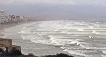  ?? Fotos: Samuel Biener/UA ?? Die Brandung vor Alicante bei einem Sturm im Frühjahr. Unten ein Schema, wie Badegäste sich verhalten sollen, wenn sie in einen Rippstrom geraten.