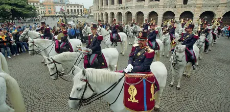  ??  ?? La fanfara La Polizia di Stato ieri ha sfilato in piazza Bra con la fanfara, circondata d a centinaia di persone (foto Sartori)