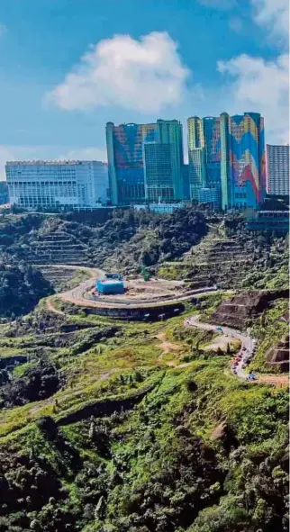  ?? PIX BY ASYRAF HAMZAH ?? The landslide that hit Jalan Genting-Amber Court towards Amber Court in Genting Highlands.