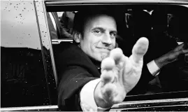  ?? Bloomberg ?? Emmanuel Macron, French presidenti­al candidate, gestures from a car as he leaves for Paris after voting in Le Touquet on Sunday.