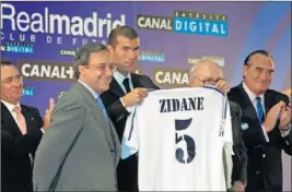 ??  ?? Florentino presenta a Zidane como jugador blanco, en julio de 2001.
