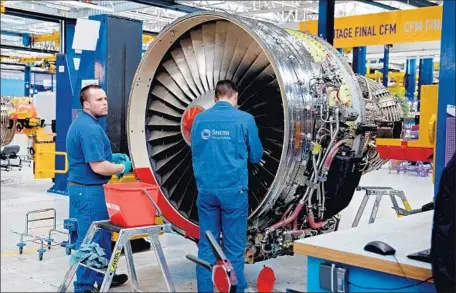  ?? Eric Feferberg AFP/Getty Images ?? TECHNICIAN­S in France in 2013 work on an engine similar to one that failed on a Southwest f light from New York to Dallas on Tuesday.