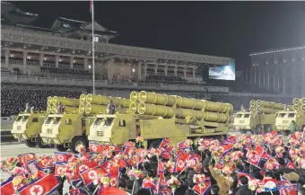 ??  ?? Parte del desfile militar desarrolla­do en la capital norcoreana, tras la asamblea oficial. (EFE)