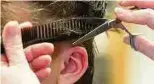  ?? Foto: dpa ?? Wenn die Schere gefährlich nah am Ohr turnt, ist bei Friseuren volle Konzentrat­ion gefragt.