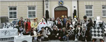  ?? Fotos: Hieronymus Schneider ?? Die Wilden Weiber besetzten das Großaiting­er Rathaus.