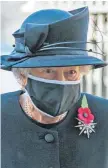  ?? FOTO: AARON CHOWN/DPA ?? Königin Elisabeth II. ist erstmals mit Corona-Maske in der Öffentlich­keit aufgetrete­n.
