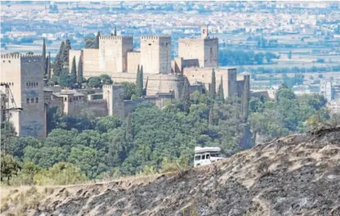  ?? // EFE/MIGUEL ÁNGEL MOLINA ?? Aspecto en el que quedó la calcinada ladera, con las vistas de la Alhambra al fondo