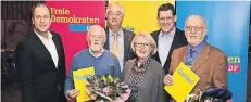  ?? FOTO: KAISER ?? Die Jubilare Jürgen Gründler (2.v.l.) und Hans-Gerd Segerath (r.) mit Jürgen Stamp (l.), Wolfgang Lochner, Birgit Koenen und Dietmar Brockes (2.v.r.).