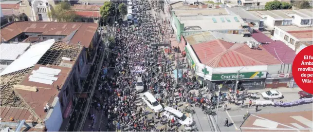  ??  ?? El funeral de Ámbar Cornejo movilizó a cientos de personas en Villa Alemana.