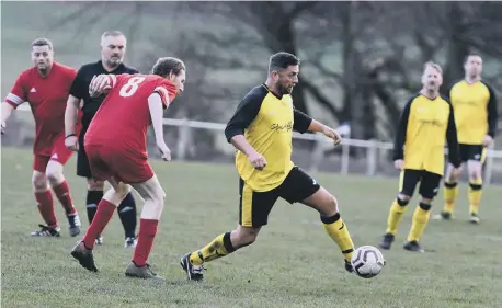  ?? ?? Grindon Broadway O40s, in yellow, on the attack against Hartlepool Jacksons O40s last weekend (pictures by Kevin Brady)