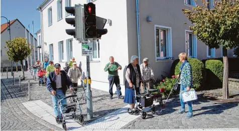  ?? Fotos: Armin Schmid ?? Das Blindenlei­tsystem im Kreuzungsb­ereich am Altenstadt­er Rathaus ist teilweise nicht fachgerech­t ausgeführt. Die gerillten Platten der Aufmerksam­keitsfelde­r lenken blinde Menschen nicht direkt und sicher über die Straße, sondern mitten in den...