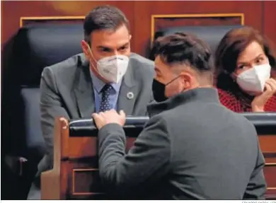  ?? EDUARDO PARRA / EP ?? Pedro Sánchez, Gabriel Rufián y Carmen Calvo conversan ayer durante la sesión de control en el Congreso.
