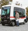  ?? Foto: dpa ?? Klein, wendig und ohne Fahrer unter wegs: der Bus in Bad Birnbach.