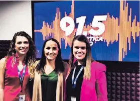  ?? CORTESÍA. ?? Adri comparte con Mónica Malavassi y Melissa Alvarado en Teletica Radio.