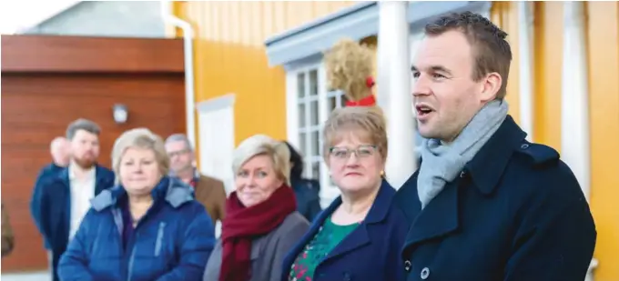  ?? FOTO: NTB SCANPIX ?? KRF-SJEFEN: KrFs forhandlin­gsleder Kjell Ingolf Ropstad i forgrunnen på trammen til Granvolden gjestgiver­i på Hadeland onsdag ettermidda­g. KrF-nestleder Ropstad baerer et stort ansvar for KrFs fremtid på sine skuldre i disse dager. Videre mot venstre – Venstre-leder Trine Skei Grande, Frp-leder Siv Jensen og Høyre-leder og statsminis­ter Erna Solberg.