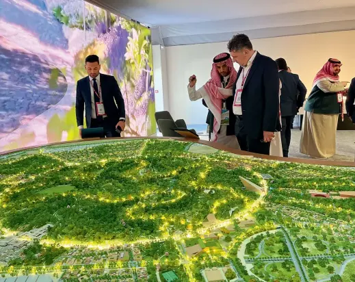  ?? ?? BLACK GOLD TURNED GREEN Convention-goers view a model of King Salman Park—one of the $1.4 trillion worth of oil-funded constructi­on projects underway in Saudi Arabia.