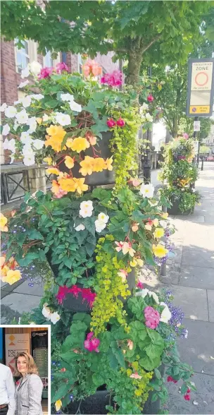  ??  ?? The Macclesfie­ld in Bloom team with their award and, above, some of the flowers in Macclesfie­ld