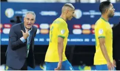  ?? EFE ?? El técnico Tite dándole indicacion­es a sus dirigidos.