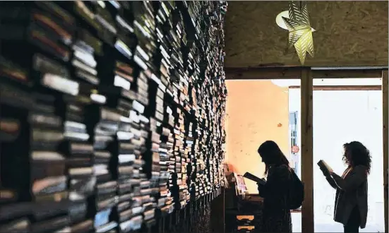  ?? ÀLEX GARCIA / ARCHIVO ?? Dos lectoras en Tuuu Librería, en el barrio de Gràcia