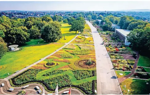  ?? FOTO: BUGA 2021/DPA-TMN ?? Das 6000 Quadratmet­er große Blumenbeet im Egapark in Erfurt ist ein beliebtes Fotomotiv. Die Neubepflan­zung dauert rund zwei Wochen.