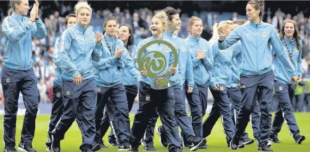  ?? AP Photo/Jon Super ?? ●● Izzy and the City women’s squad parade the Continenta­l Cup at the Etihad Stadium ahead of the men’s team’s win over Spurs