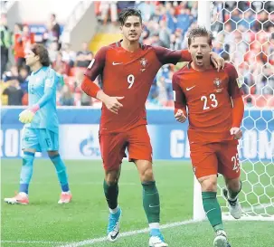  ?? — Gambar AFP ?? GOL KEMENANGAN: Silva (kanan) ceria selepas menjaringk­an gol pada perlawanan menentang Mexico di Stadium Spartak , Moscow kelmarin.