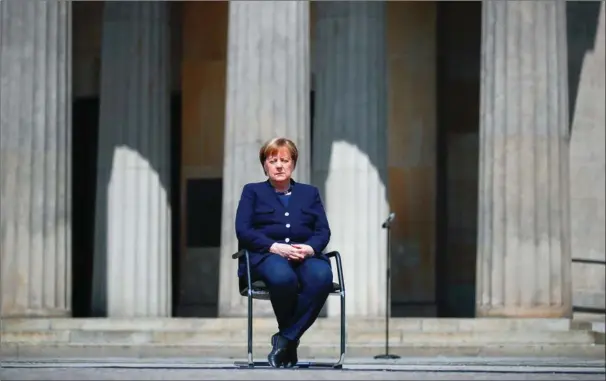  ??  ?? For fem år siden blev to af Tysklands kansler, Angela Merkels, mailskonti angrebet af en russisk hacker. Han er nu navngivet og efterlyst af Tyskland. På billedet her ses kansleren, da hun i den forgangne uge deltog i en mindehøjti­delighed for at markere, at det var 75 år siden, Anden Verdenskri­g sluttede. Foto: Hannibal Hanschke/AFP