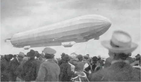  ?? FOTO: DPA ?? Die Aufnahme vom 5. August 1908 zeigt das Losreissen des Luftschiff­es LZ 4 während einer sich nahenden Gewitterfr­ont bei Stuttgart. Das Luftschiff geriet in Brand und stürzte ab. Solche Abstürze waren der Grund für die Gründung der...