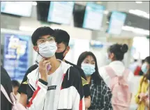  ?? YANG SUPING / FOR CHINA DAILY ?? As graduation nears, university students look at company profiles and available positions at a job fair in Nanjing, Jiangsu province, on Sunday.