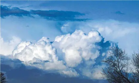  ?? FOTO: GOTTFRIED CZEPLUCH/IMAGO IMAGES ?? Noch sind zahlreiche Fragen offen: Wolken beschäftig­en die Klimaforsc­her am Karlsruher Institut für Technologi­e.