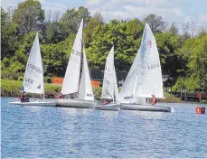  ?? FOTO: SVE PETER STROBEL ?? Vor dem Start kämpfen die Jollen im Pulk, um eine optimale Startposit­ion um möglichst ohne Kollision und schnell über die Startlinie zu kommen.