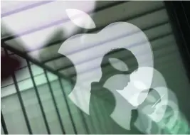  ?? REUTERS ?? Varios logos de Apple se reflejan sobre el cristal de una tienda en Shanghái (China)