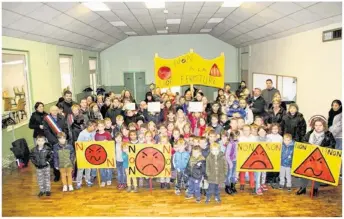  ??  ?? Photo de soutien pour sauver la 4e classe de l’école Albert Jacquard.