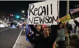  ?? MARCIO JOSE SANCHEZ — THE ASSOCIATED PRESS ?? Demonstrat­ors shout slogans while carrying a sign calling for a recall on Gov. Gavin Newsom during a protest against a stay-at-home order amid the COVID-19pandemic in Huntington Beach, on Nov. 21, 2020.