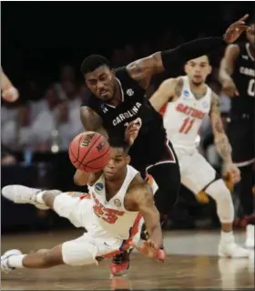  ?? FRANK FRANKLIN II — THE ASSOCIATED PRESS ?? Florida forward Justin Leon (23) and South Carolina guard Duane Notice (10) scramble for a loose ball during the second half March 26 in New York.