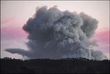  ?? RICHARD VOGEL/THE ASSOCIATED PRESS ?? A large plume of smoke from a wildfire rises about 5 miles south of Carmel, Calif., on Friday. Wildfires in the mountains north of Los Angeles and near Big Sur grew to more than 17 square miles and posed a threat to 2,000 homes Saturday.