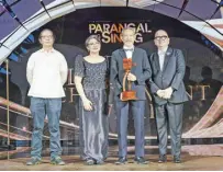  ?? ?? The Lifetime Achievemen­t Award for SOFIA is presented by UP Film Institute professor Dr. Roland Tolentino and received by Rose Roque and Ricky Orellana.