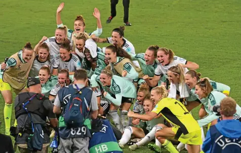  ?? SEBASTIAN GOLLNOW / DPA (2) ?? Die deutschen Fußballfra­uen jubeln nach dem Abpfiff. Das Halbfinale gegen Frankreich ist gewonnen.