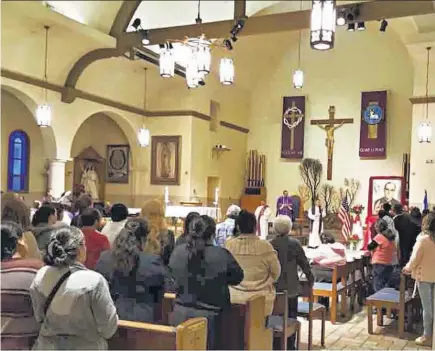  ??  ?? Buena respuesta. Las comunidade­s de salvadoreñ­os en Los Ángeles respondier­on al llamado de la Iglesia salvadoreñ­a y acudieron a visitar las reliquias de Monseñor Romero.
