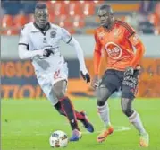  ?? AFP PHOTO ?? Mario Balotelli (left) has received two straight red cards since joining Nice at the start of the season.