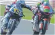  ?? FOTO: MOTOGP.COM/EUROPA PRESS/DPA ?? Romano Fenati (li.) langt zu und greift Stefano Manzi in die Bremse.