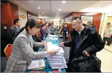  ?? PHOTOS PROVIDED TO CHINA DAILY ?? From top: A deputy to the second session of the 16th Beijing Municipal People’s Congress is interviewe­d during the meeting. Ahead of his attendance, a deputy signs up to receive reports that need to be reviewed at the congress.