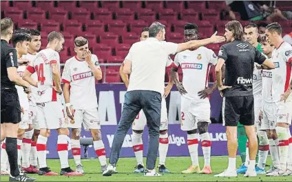  ?? FOTO: EFE ?? Vicente Moreno, técnico del Mallorca, aleccionan­do a sus hombres en el partido ante el Atlético. Hoy les urge vencer