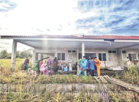  ?? — Photo by Harry Izzdin ?? The Sentoria BSG Phase 7 house buyers celebrate Aidilfitri at their half-completed units.