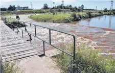  ?? ARCHIVO LA NUEVA. ?? El agua impide la conexión entre Cabrera y Paseo Perón.