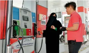  ?? AFP ?? Mervat Bukhari talks to a worker at her workplace in Khobar, 400km east of Riyadh. —