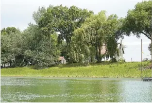  ??  ?? Le paysage enchanteur du chenail du Moine était lui-même un des «personnage­s» de la série Le Survenant. Pas de décors artificiel­s: tout était tourné dans de vraies maisons et dehors.