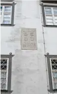  ??  ?? Das Kloster Bad Wörishofen ist Wirk und Sterbeort von Pfarrer Kneipp. Sein Sterbezimm­er ist an der Mauer von au ßen mit einer Tafel markiert. Im Kloster befindet sich auch das Kneipp Museum mit Original Gusskanne und Schulungs puppen für Kneipp Wickel.