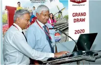  ??  ?? Ceylinco Life Chairman R. Renganatha­n (right) and Managing Director Thushara Ranasinghe select winners of Family Savari grand draw