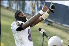  ?? MARK ZALESKI — THE ASSOCIATED PRESS ?? Ravens quarterbac­k Lamar Jackson celebrates after the Ravens beat the Titans Sunday in Nashville, Tenn.